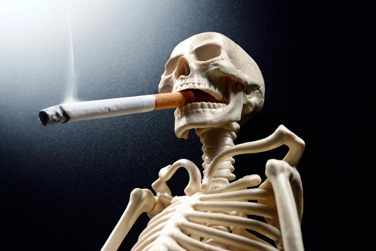 Cigarro é o maior inimigo do implante dentário — prejudica a cicatrização e o osso