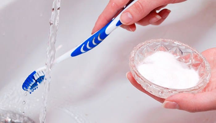 Escova de dente com bicarbonato de sódio — receita perigosa que desgasta o esmalte