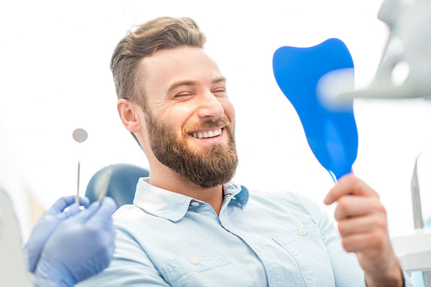 Paciente satisfeito após clareamento dental — Divinópolis