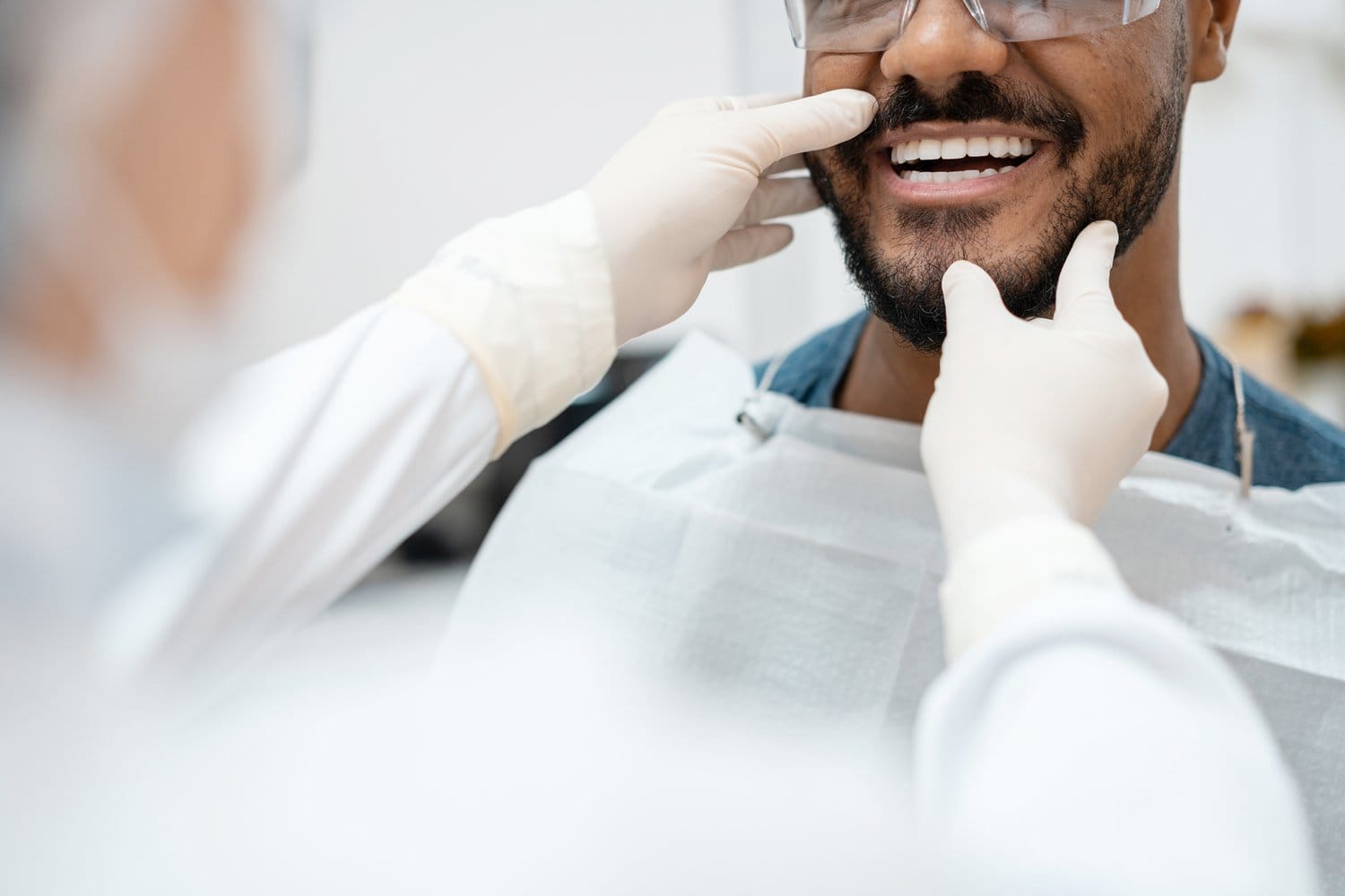 Exame clínico antes do clareamento dental — avaliação da saúde bucal