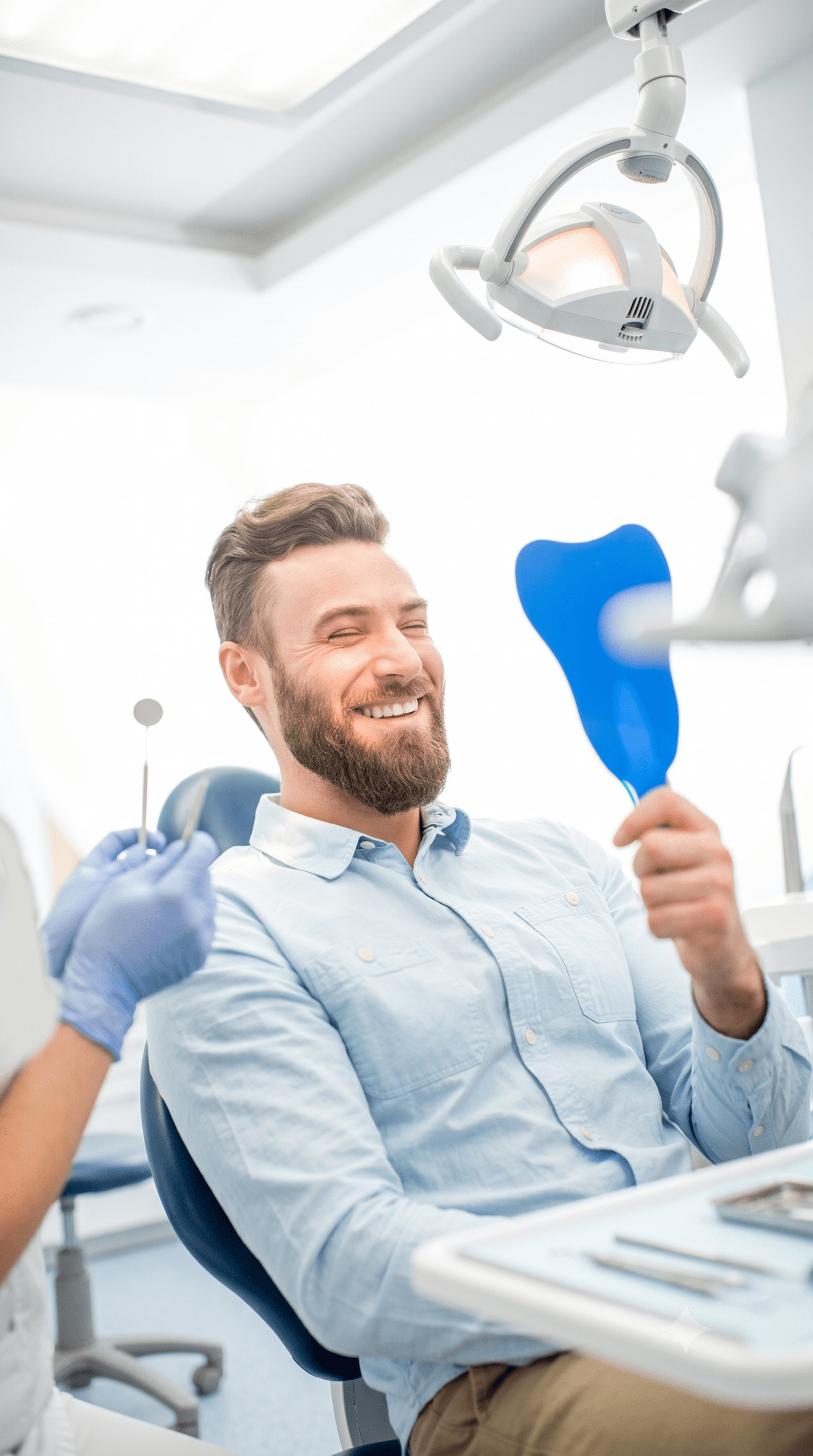 Paciente satisfeito observando o sorriso no espelho em consultório odontológico