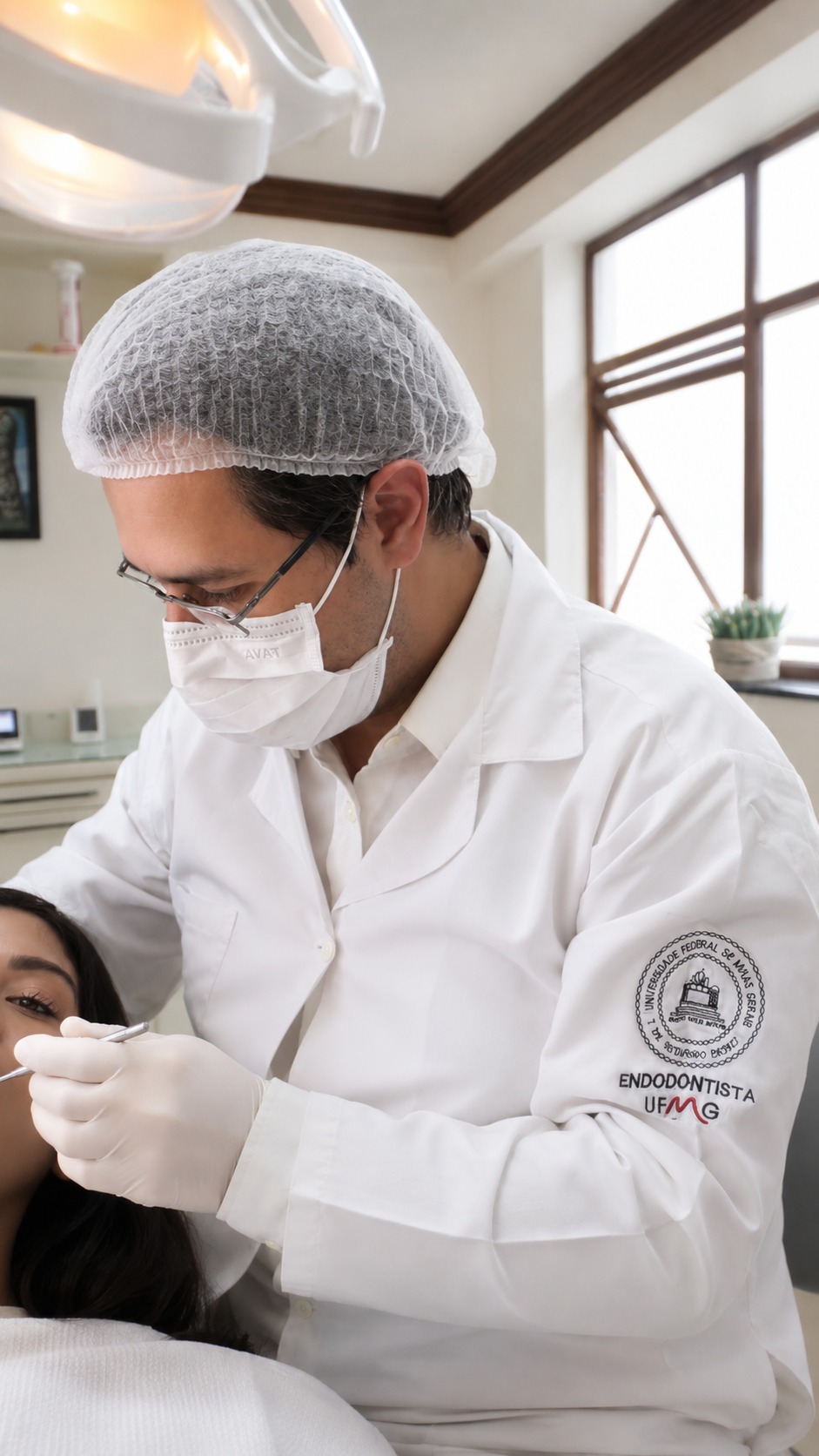 Dr. Luís Morato — dentista em Divinópolis, atendendo uma paciente no consultório